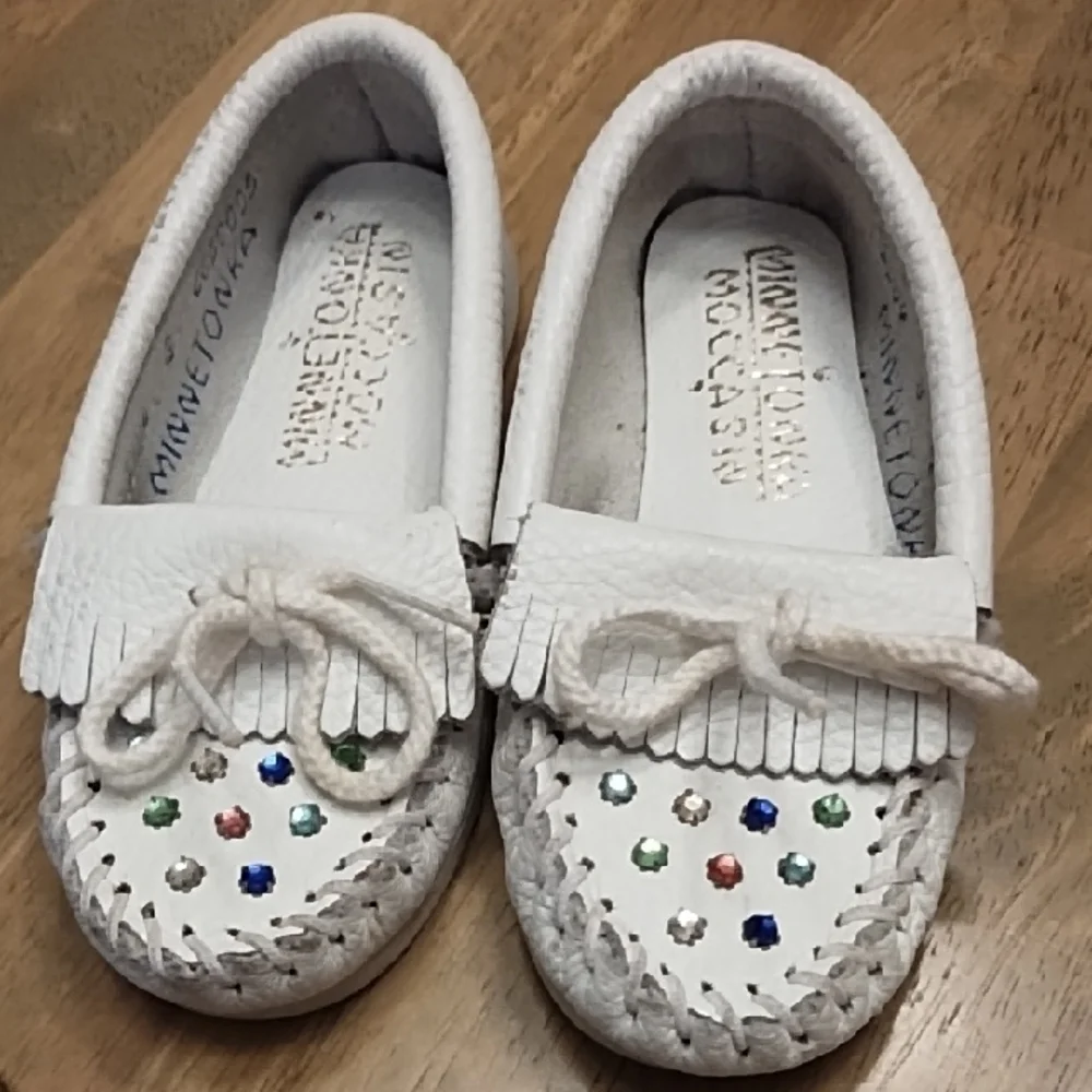 Minnetonka White and Green Moccasins with Classic Bow
